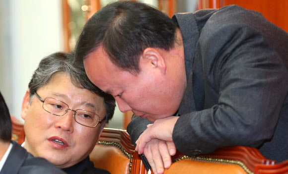 김재원 새누리당 전략기획본부장(오른쪽)이 17일 오전 국회에서 열린 원내대책회의에서 조원진 의원과 이야기하고 있다.  연합뉴스
