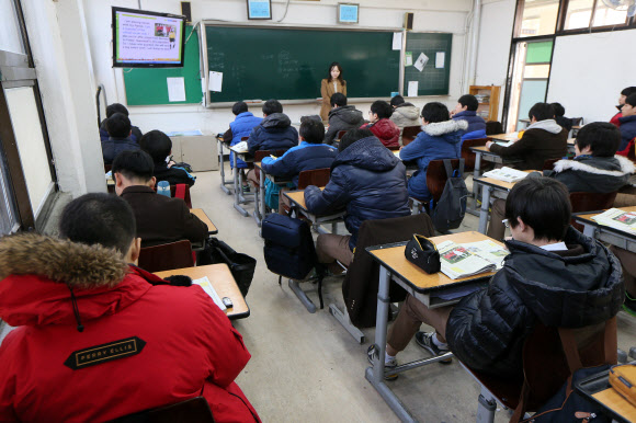 영하권의 추운 날씨가 이어진 17일 오전 서울 은평구 충암중학교 1학년 학생들이 교실에서 외투를 입은 채 수업을 듣고 있다.  연합뉴스