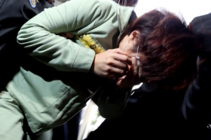 의붓딸 때려 숨지게 한 계모 ‘살인’ 혐의 부인