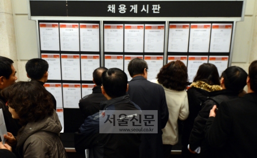 [포토] ‘중장년 일자리 박람회’ 찾은 구직자들