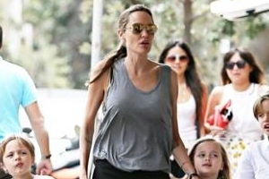 안젤리나졸리 바쁜손, 네 자녀와 쇼핑 나들이 ‘나는 엄마다’