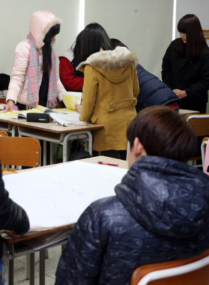 서울의 한 중학교에서 학생들이 외투를 입은 채 보충수업을 받고 있다.  연합뉴스