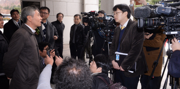 18일 서울 서초구 서초동 대법원 대법정에서 ’통상임금에 관한 범위에 대한 판결’에 대한 재판이 끝나자 노조측 변호인이 판결에 대한 의견을 기자들에게 말하고 있다.  이종원 선임기자 jongwon@seoul.co.kr