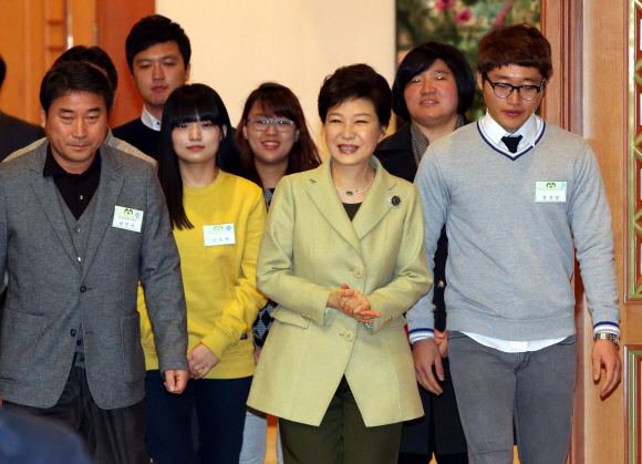 박대통령, 청년위원회 2차 회의 참석 