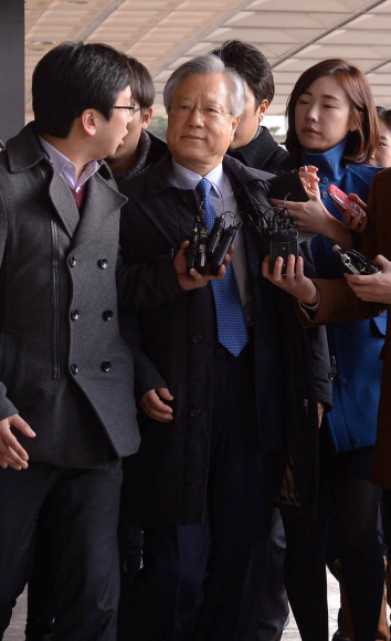횡령·배임 의혹을 받고 있는 이석채 전 KT 회장이 19일 서울중앙지검 현관에서 취재진의 질문에 입을 굳게 다문 채 조사실로 들어가고 있다. 이언탁 기자 utl@seoul.co.kr