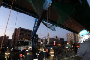 부산 남북항대교 연결도로 붕괴 ‘외부충격 가능성’