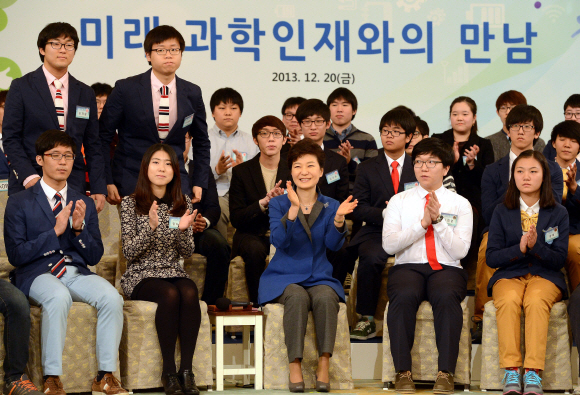 박근혜 대통령이 20일 청와대에서 열린’ 미래 과학인재와의 만남’ 행사에서  국제과학올림피아드 수상자 소개에 박수치고 있다. 청와대사진기자단