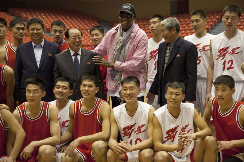 미 프로농구(NBA) 출신 데니스 로드맨이 19일 평양에 도착해 북한 농구팀과 기념사진을 촬영하고 있다. 평양=AP/뉴시스
