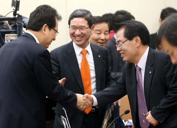 20일 오후 국회에서 열린 국회 정치개혁특별위 전체회의가 끝난 뒤 여야 간사인 김학용 새누리당 의원(가운데)과 백재현 민주당 의원(오른쪽)이 서남수 교육부 장관과 대화를 나누고 있다.  연합뉴스