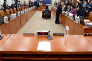 野 “코레일 자회사 설립 ‘철도 민영화’ 염두 뒀나” 현오석 “수서발 KTX 자회사는 민영화와 무관”