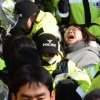 [포토]민주노총 첫 공권력 집행…연행되는 조합원