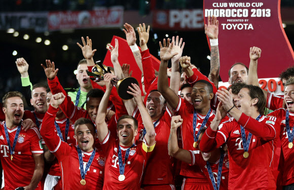 독일프로축구 바이에른 뮌헨의 주장 필립 람(앞줄 가운데)이 22일 모로코 마라케시에서 끝난 라하 카사블랑카(모로코)와의 국제축구연맹(FIFA) 클럽월드컵 결승에서 2-0으로 완승한 뒤 동료들과 어울려 우승 트로피를 들어올리고 있다. 뮌헨은 유럽축구연맹(UEFA) 챔피언스리그와 분데스리가, 독일컵, 유럽 슈퍼컵과 함께 올해 다섯 번째 대회 우승컵을 수집했다. 마라케시 AP 특약