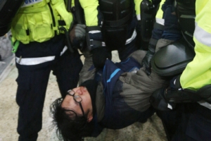 [포토]경찰에 연행되는 민주노총 조합원