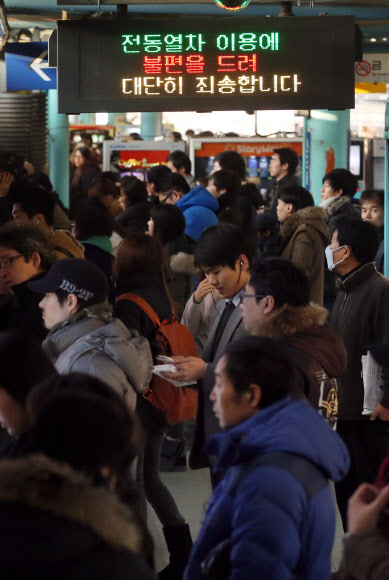 철도파업 15일째 철도노조 파업이 15일째에 접어든 23일 오전 서울 구로구 1호선 신도림역의 승강장이 출근길 시민으로 붐비고 있다. 지난주 80%를 기록하던 열차 운행률이 이날부터 70%대로 낮아진다.  연합뉴스