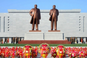 北 김정은 “김정일 동상 생긴대로 만들라”며