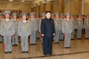 김정은, 금수산태양궁전 김일성·김정일 참배…고모 김경희는 불참