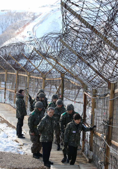 朴대통령 첫 GOP 순시