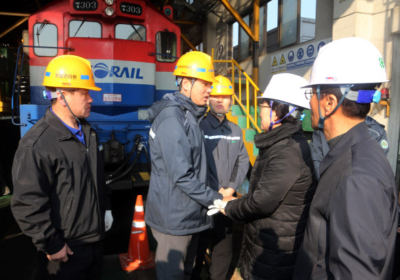 최연혜 한국철도공사 사장이 25일 서울 은평구 수색차량기지를 방문해 근무자를 격려하고 있다.  연합뉴스