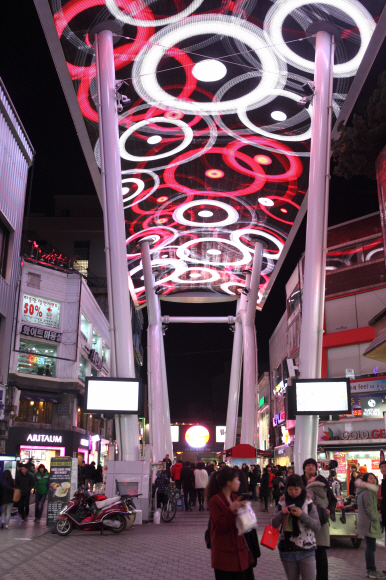 대전 ‘으느정이 문화거리’에선 밤마다 초대형 발광다이오드(LED) 영상쇼가 펼쳐진다.