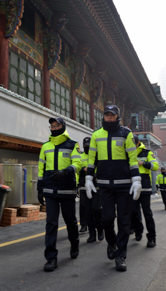 철도노조 집행부가 은신한 조계사 인근을 순찰하는 경찰들.