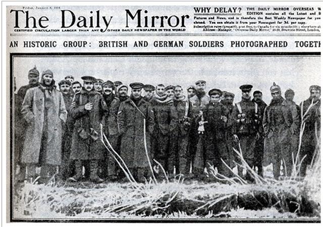 ‘크리스마스 휴전’ 보름 뒤인 1915년 1월 8일 영국 일간 데일리 미러에 실린 사진. 서로 총구를 겨누던 영국과 독일 병사들이 한데 어울려 포즈를 취하고 있다.