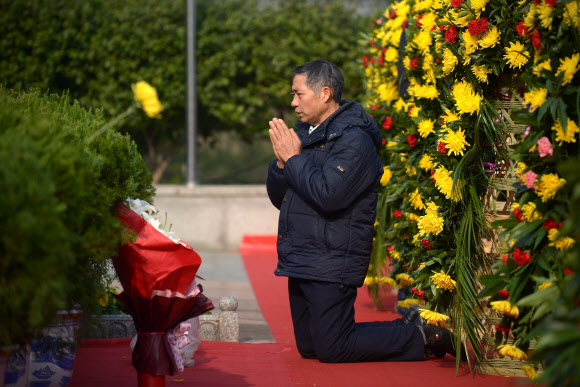 한 남성 참배객이 마오쩌둥 동상 앞에 헌화한 뒤 기도를 하고 있다. 사오산 AFP 연합뉴스