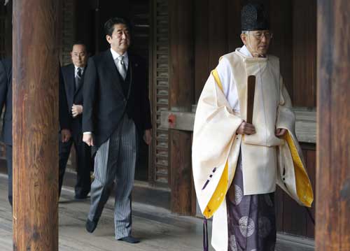 취임 1주년을 맞이한 26일 야스쿠니 신사를 참배한 아베 신조(安倍晋三) 일본 총리. AP/뉴시스