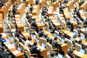 ‘이자율 年34.9%’ 대부업법 등 77건 통과