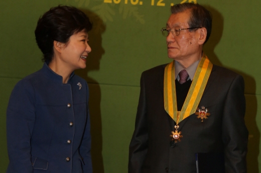 [포토] 국민추천포상 수상자와 이야기 나누는 박근혜 대통령