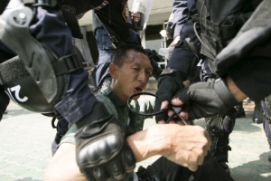 태국 경찰 - 시위대 충돌… 1명 사망·100여명 부상