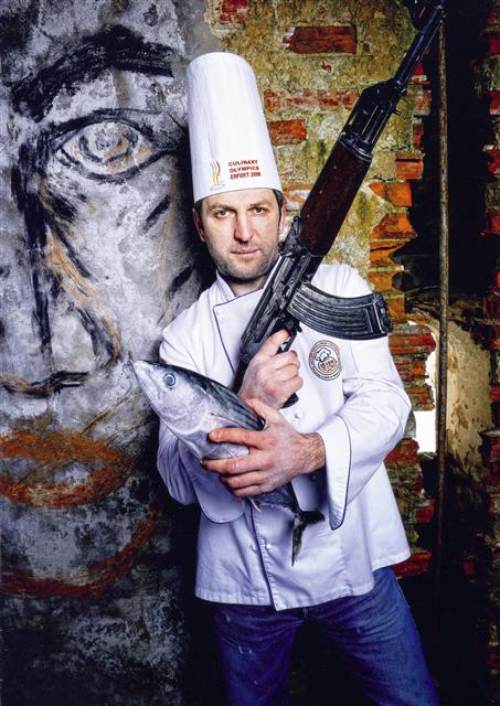 보스니아 내전에서 진짜 전쟁을 치른 뒤 요리사가 된 니하드 마멜리지아는 ‘전쟁 같은 주방’이란 말은 절대 쓰지 않는다. 반비 제공
