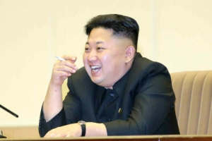 北 김정은, 임신한 리설주 옆에서 담배 피우다…