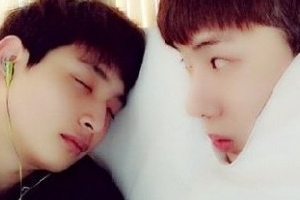 정진운 폭풍 수면, 앉은 상태로 ‘꿀잠’ 조권 표정이..