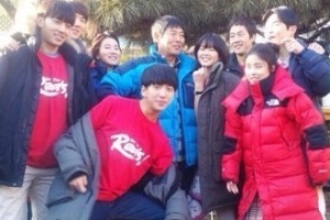 ‘응답하라1994’ 마지막촬영 인증샷 ‘고아라 성동일 품에 쏙’