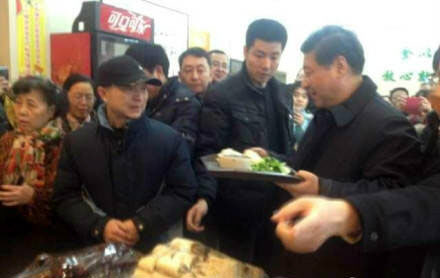 시진핑(오른쪽) 중국 국가주석이 28일 베이징시 칭펑 만두가게에서 시민들과 함께 점심을 먹기 위해 만두를 담은 쟁반을 들고 자리로 이동하고 있다. 베이징 연합뉴스