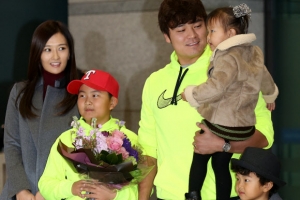 ‘FA 대박’ 추신수, 가족과 금의환향