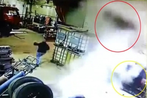 (영상)타이어 폭발 날아간 남성 ‘아찔’