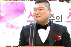 ‘sbs연예대상’ 강호동, TV부문 프로듀서상 ‘유재석 뜨거운 포옹’