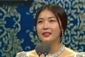 ‘mbc 연기대상’ 하지원, 대상+PD상+인기상 싹쓸이 ‘3관왕 영예’