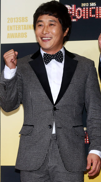 개그맨 김병만이 30일 오후 서울 마포구 상암동 SBS 프리즘타워에서 열린 ‘2013 SBS 연예대상’에서 포즈를 취하고 있다. 연합뉴스