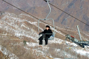 김정은, 스키장서 나홀로 리프트 타고…