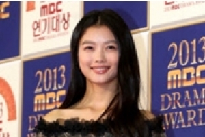 김유정 포토 타임, 쇄골 드러내고 ‘성숙美 발산’ 폭풍 성장