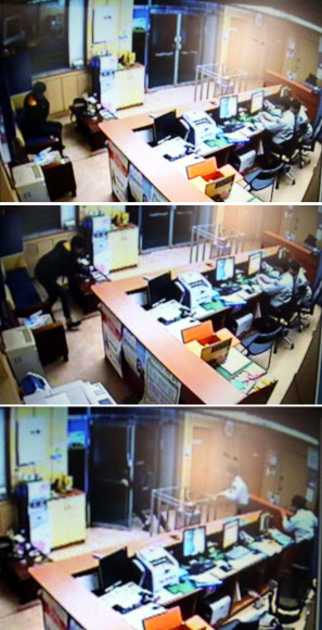 31일 전남 함평군 읍내파출소에서 절도 혐의로 검거된 김모씨가 경찰이 컴퓨터에 집중하는 사이 수갑에서 손을 빼고 달아나는 모습이 CCTV에 찍혔다. 함평 연합뉴스