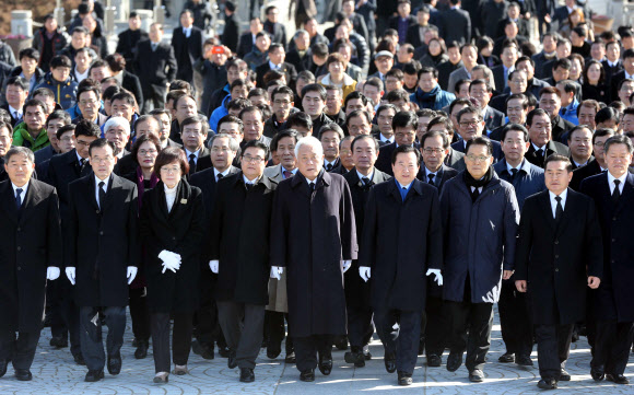 민주당 김한길 대표와 주요 당직자, 당원들이 2일 오후 광주 북구 운정동 국립 5·18민주묘지에 들어서고 있다.  연합뉴스