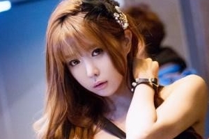 허윤미, 파격 시스루 스커트 입은 하체 ‘아찔’