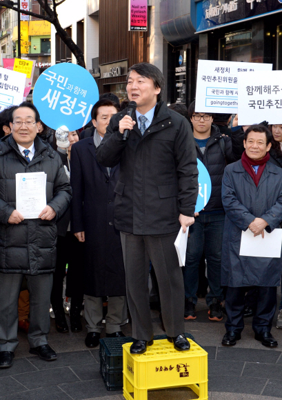 안철수 무소속 의원이 새정치추진위원회 공동위원장들과 함께 2일 서울 중구 명동을 방문해 신당에 대한 거리 설명회를 갖고 있다. 이호정 기자 hojeong@seoul.co.kr