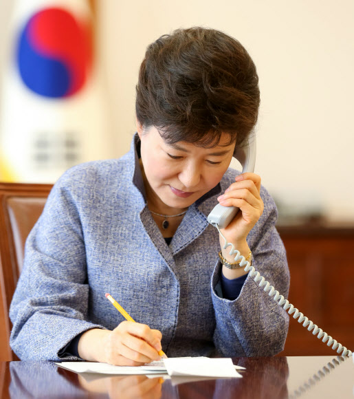 박근혜 대통령이 2일 청와대에서 반기문 유엔 사무총장의 신년전화를 받고 통화하고 있다. 연합뉴스