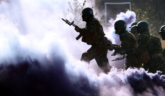 충남 논산 육군훈련소 훈련병들이 2일 훈련장에서 연막탄 사이를 달려가며 각개전투 훈련을 받고 있다.  연합뉴스