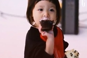 추사랑 화보 현장, 끊임없이 입으로.. ‘국민 먹방 베이비’