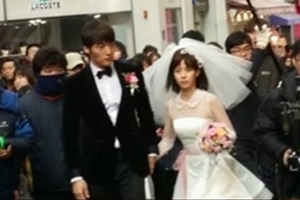 송지효 웨딩드레스, 최진혁과 명동 포착 ‘두 사람 무슨 사이?’